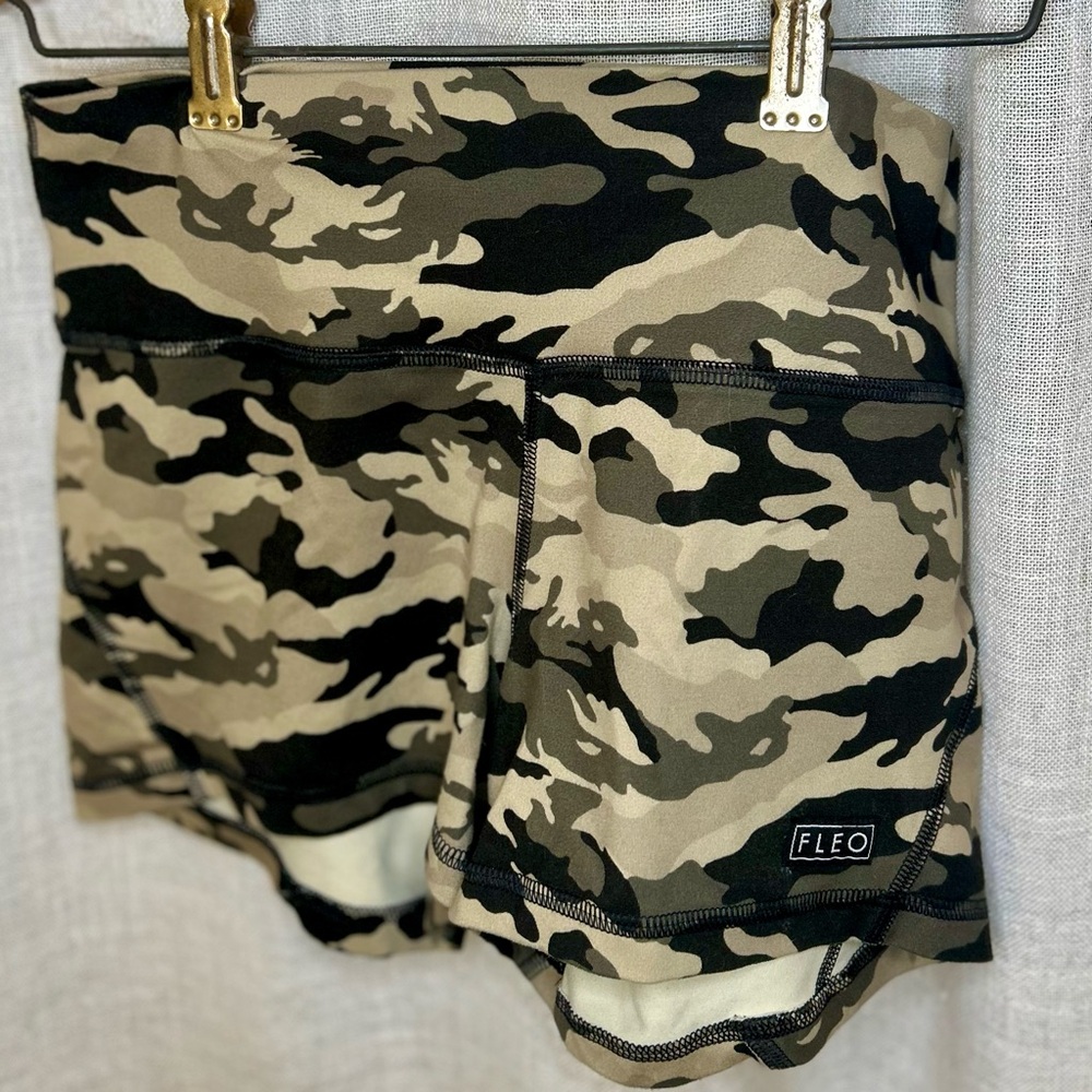 FLEO Apex Contour Camo Print Shorts M EUC